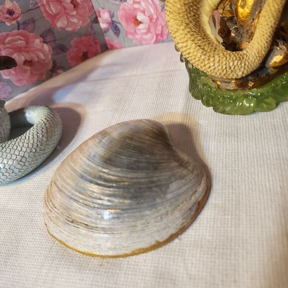 DECOUPAGE PINK FLOWERS ON A CLAM SHELL - Picture 9 of 10